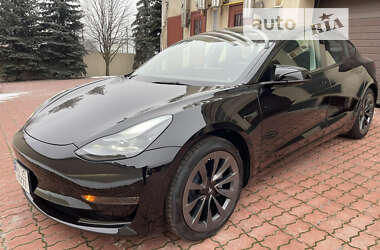 Седан Tesla Model 3 2022 в 