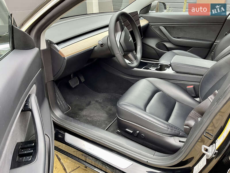 Седан Tesla Model 3 2019 в Киеве