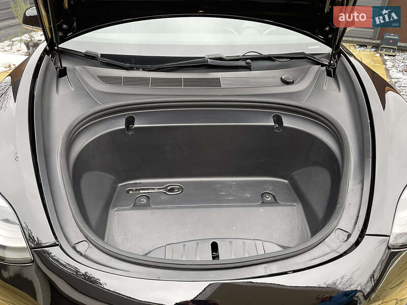 Седан Tesla Model 3 2019 в Киеве