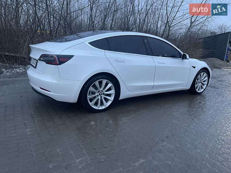 Седан Tesla Model 3 2020 в Львове