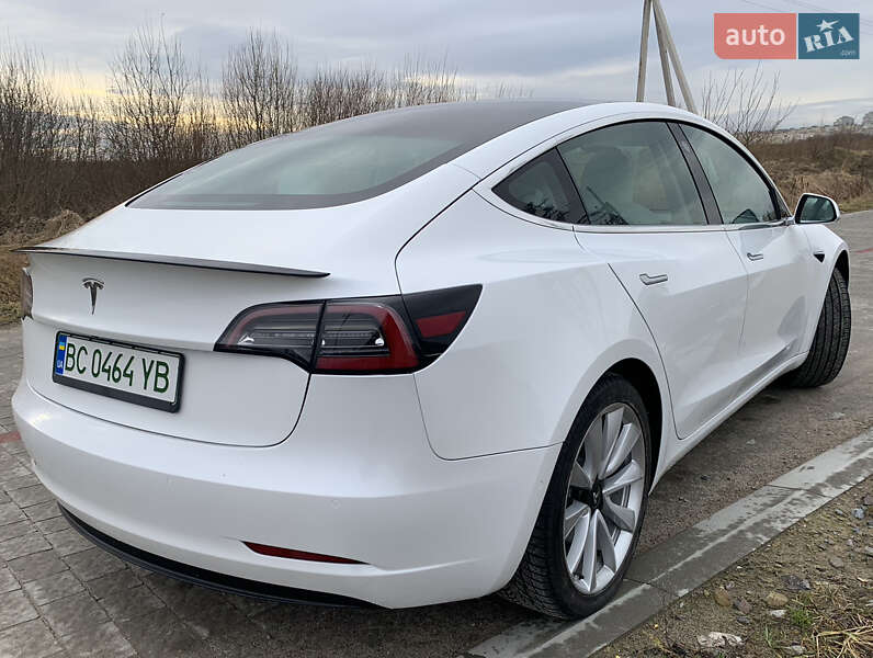 Седан Tesla Model 3 2019 в Львове