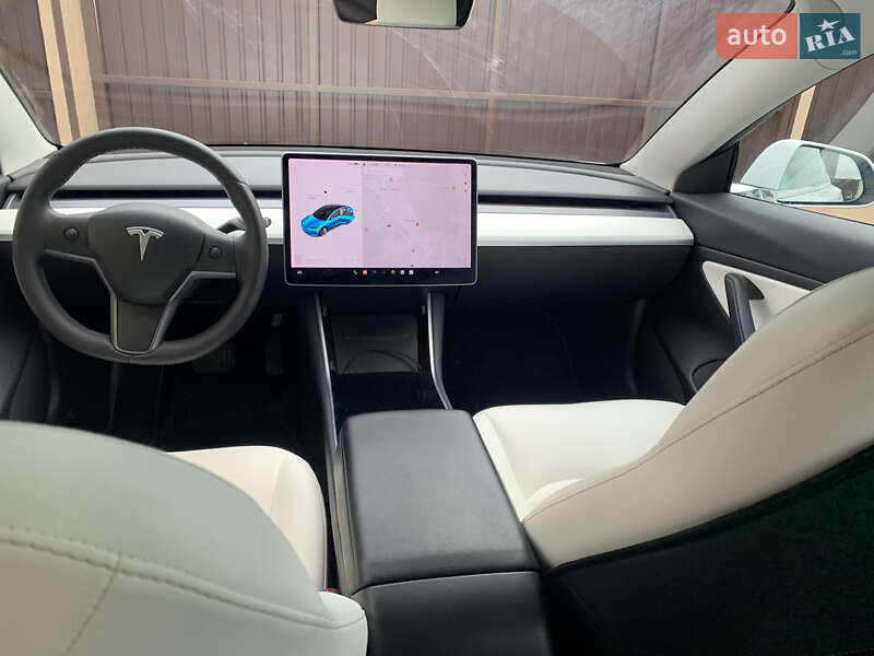 Седан Tesla Model 3 2019 в Львове