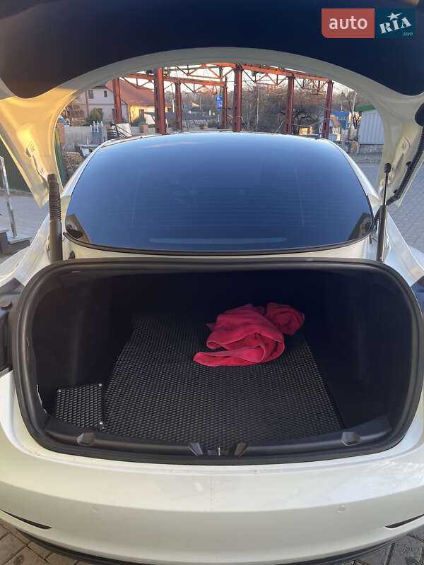Седан Tesla Model 3 2021 в Луцке