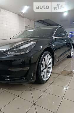 Седан Tesla Model 3 2018 в Умані
