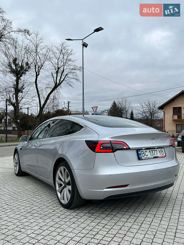 Седан Tesla Model 3 2018 в Львові