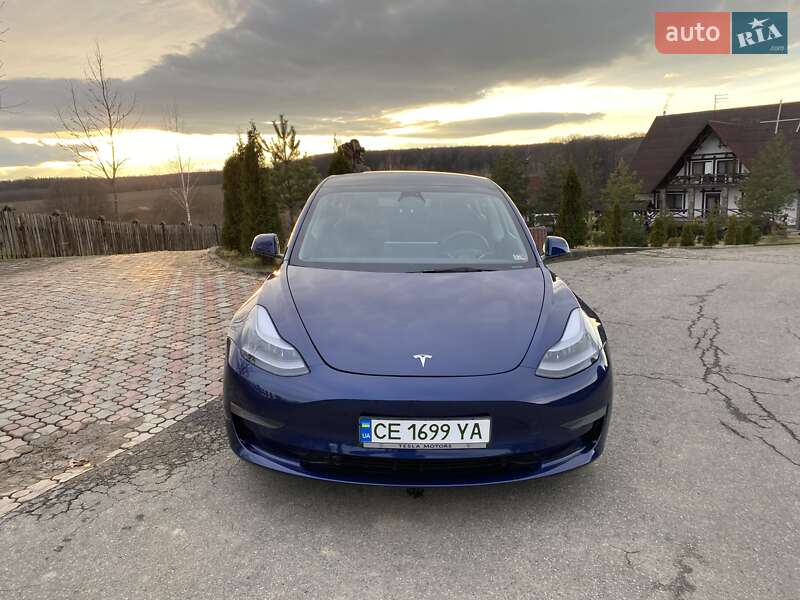 Седан Tesla Model 3 2023 в Чернівцях