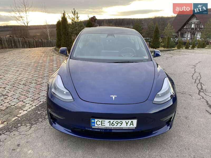 Седан Tesla Model 3 2023 в Чернівцях