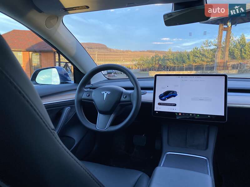 Седан Tesla Model 3 2023 в Чернівцях