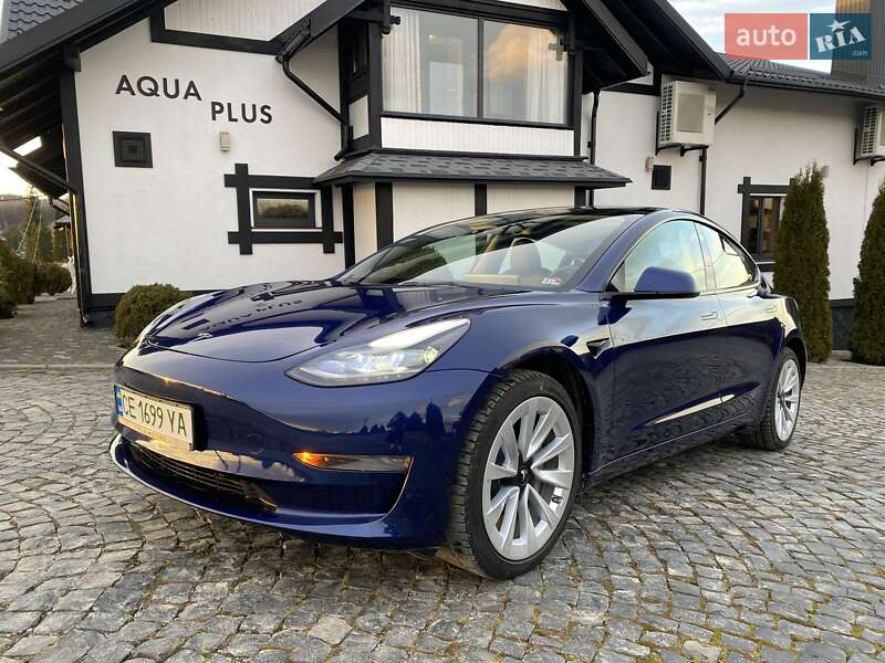 Седан Tesla Model 3 2023 в Чернівцях