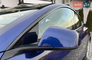 Седан Tesla Model 3 2023 в Чернівцях