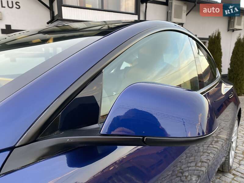 Седан Tesla Model 3 2023 в Чернівцях