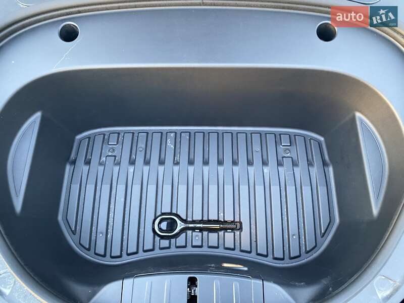 Седан Tesla Model 3 2023 в Чернівцях