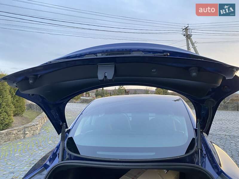 Седан Tesla Model 3 2023 в Чернівцях