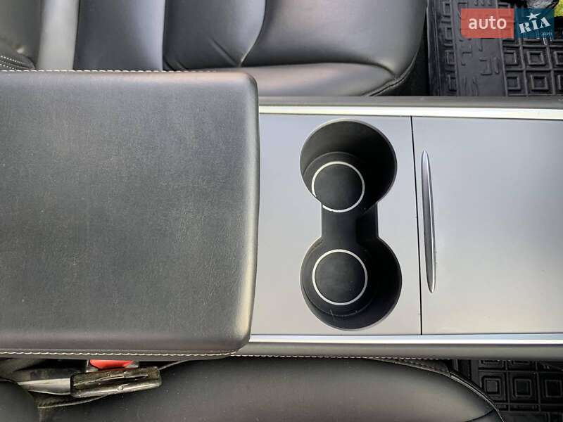Седан Tesla Model 3 2022 в Кропивницькому