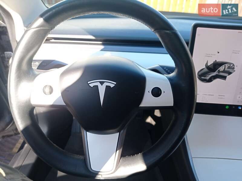 Седан Tesla Model 3 2018 в Львові