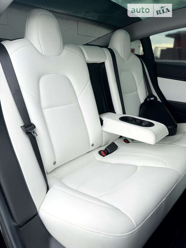 Седан Tesla Model 3 2019 в Львове