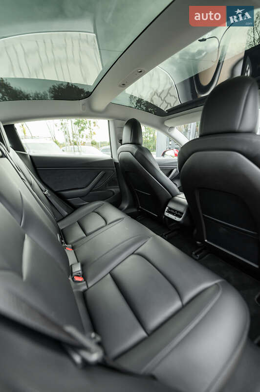 Седан Tesla Model 3 2019 в Львове