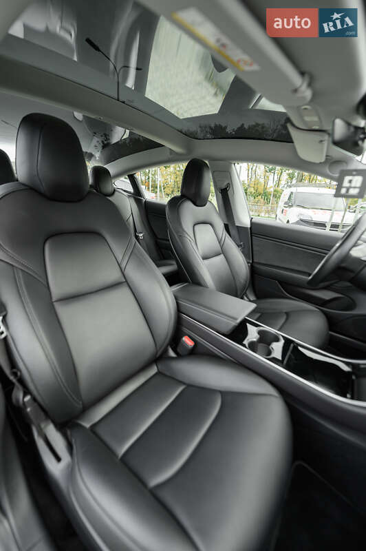 Седан Tesla Model 3 2019 в Львове
