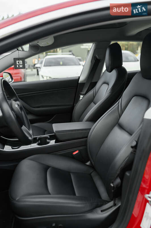 Седан Tesla Model 3 2019 в Львове
