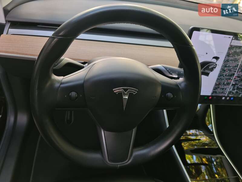 Седан Tesla Model 3 2018 в Первомайську