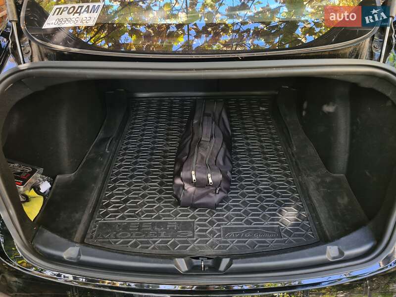 Седан Tesla Model 3 2018 в Первомайську