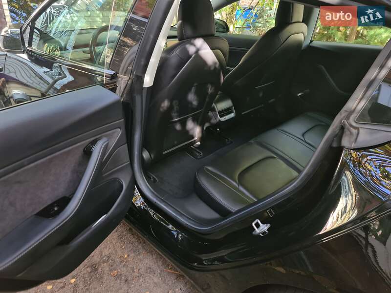 Седан Tesla Model 3 2018 в Первомайську