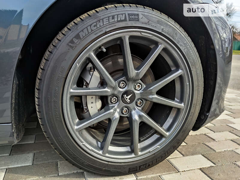 Седан Tesla Model 3 2019 в Киеве