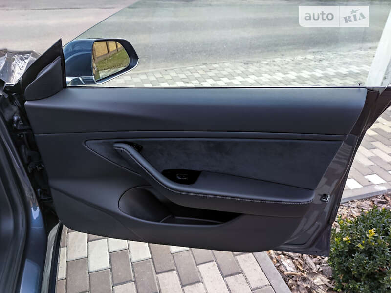 Седан Tesla Model 3 2019 в Киеве