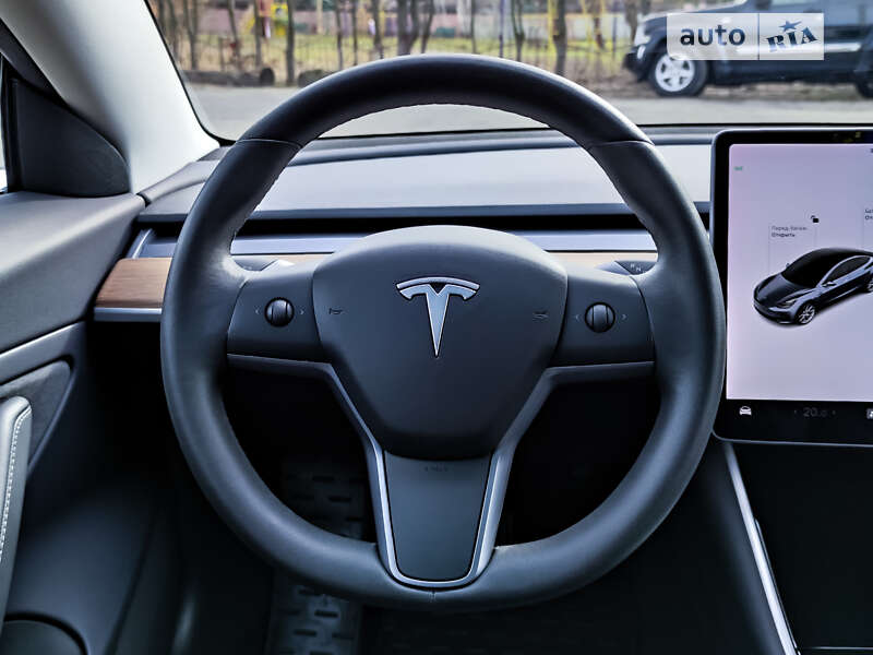 Седан Tesla Model 3 2019 в Киеве