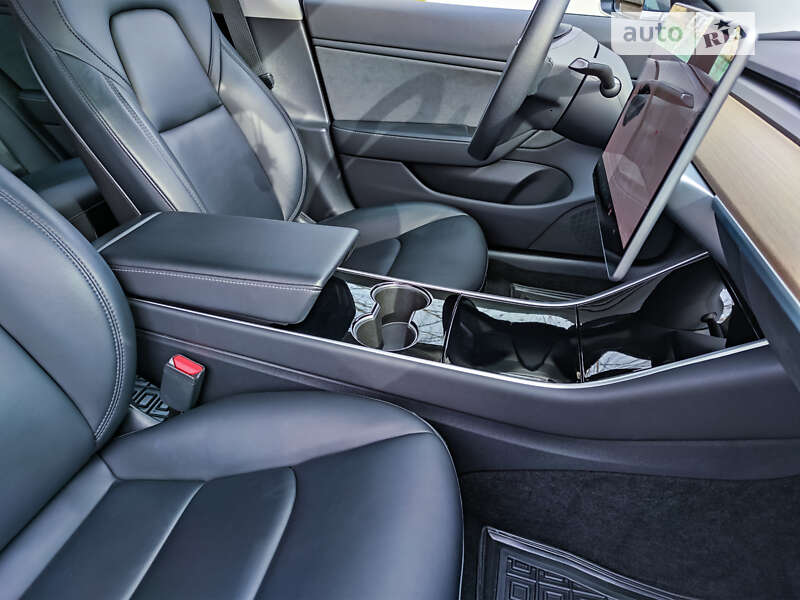 Седан Tesla Model 3 2019 в Киеве