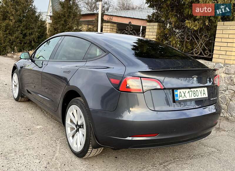 Седан Tesla Model 3 2022 в Валках