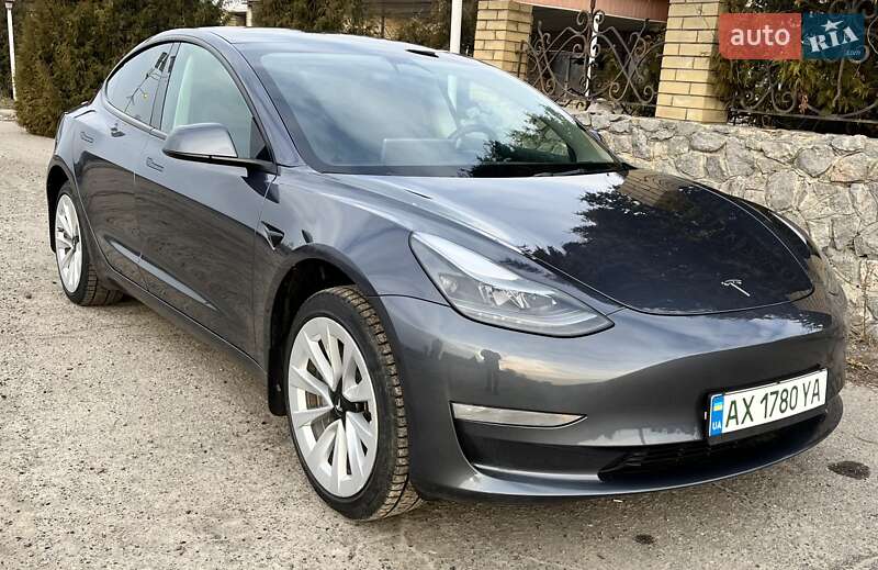 Седан Tesla Model 3 2022 в Валках