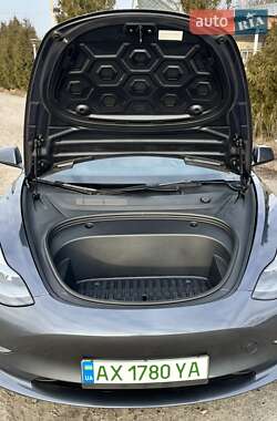 Седан Tesla Model 3 2022 в Валках