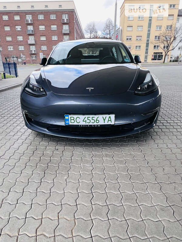Седан Tesla Model 3 2022 в 