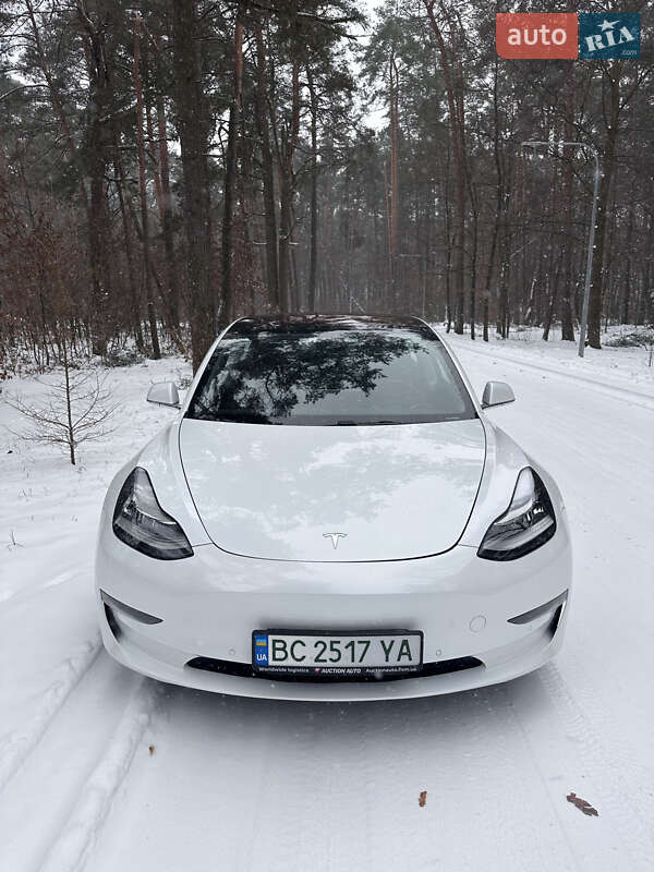 Седан Tesla Model 3 2018 в Львові