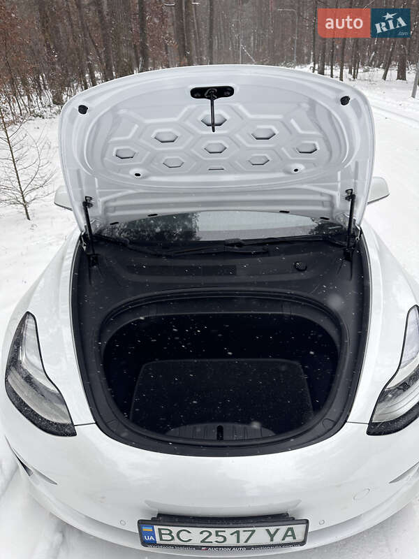 Седан Tesla Model 3 2018 в Львові