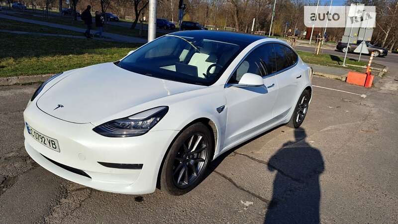 Седан Tesla Model 3 2019 в Львові