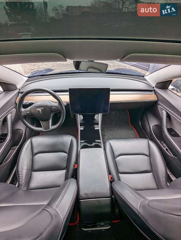 Седан Tesla Model 3 2019 в Черновцах
