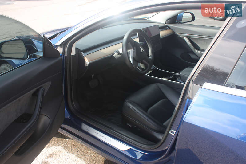 Седан Tesla Model 3 2020 в Львові