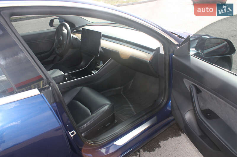 Седан Tesla Model 3 2020 в Львові