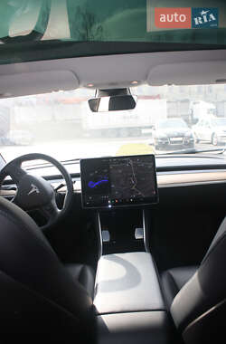 Седан Tesla Model 3 2020 в Львове