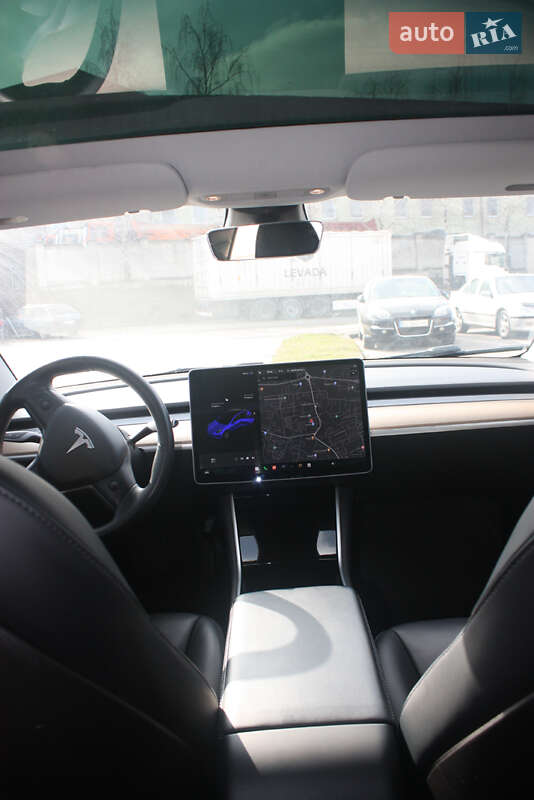Седан Tesla Model 3 2020 в Львові