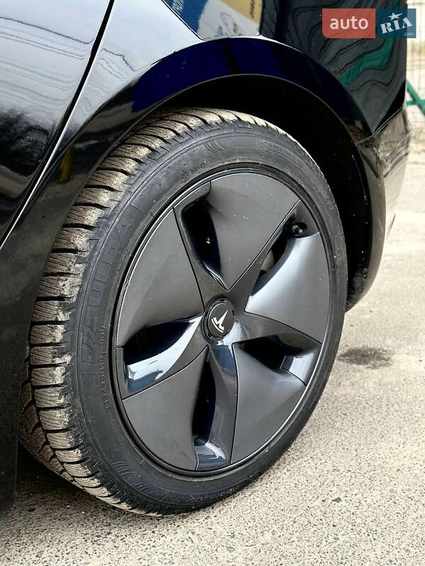 Седан Tesla Model 3 2019 в Сумах