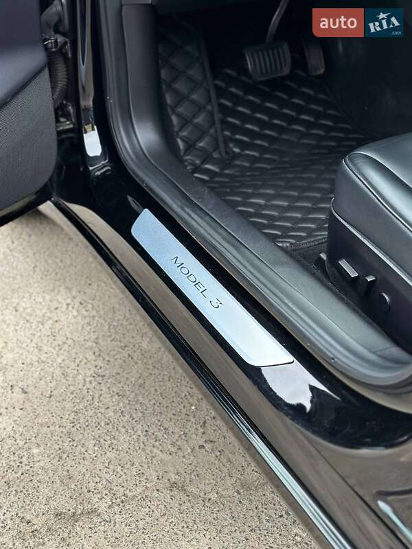 Седан Tesla Model 3 2019 в Сумах