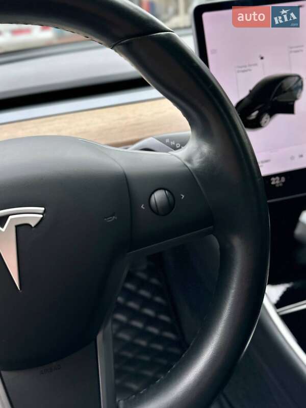 Седан Tesla Model 3 2019 в Сумах