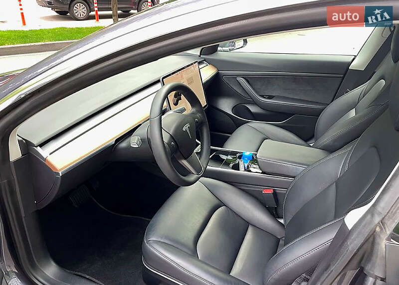 Седан Tesla Model 3 2020 в Львові