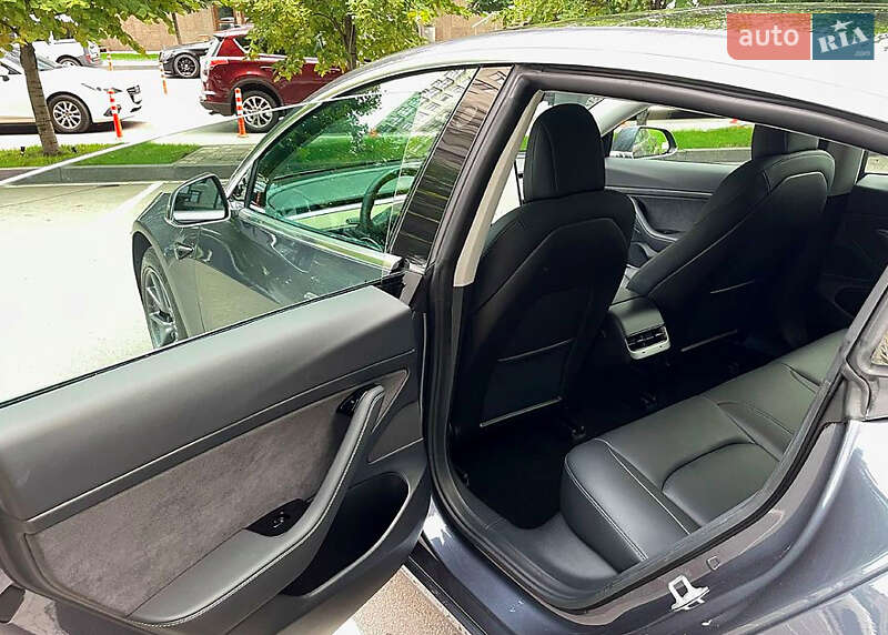 Седан Tesla Model 3 2020 в Львові