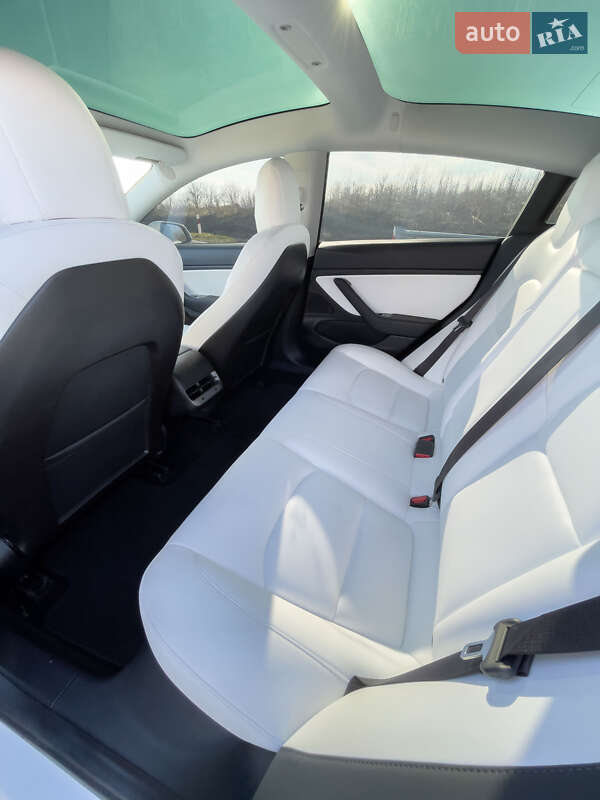 Седан Tesla Model 3 2020 в Самборе