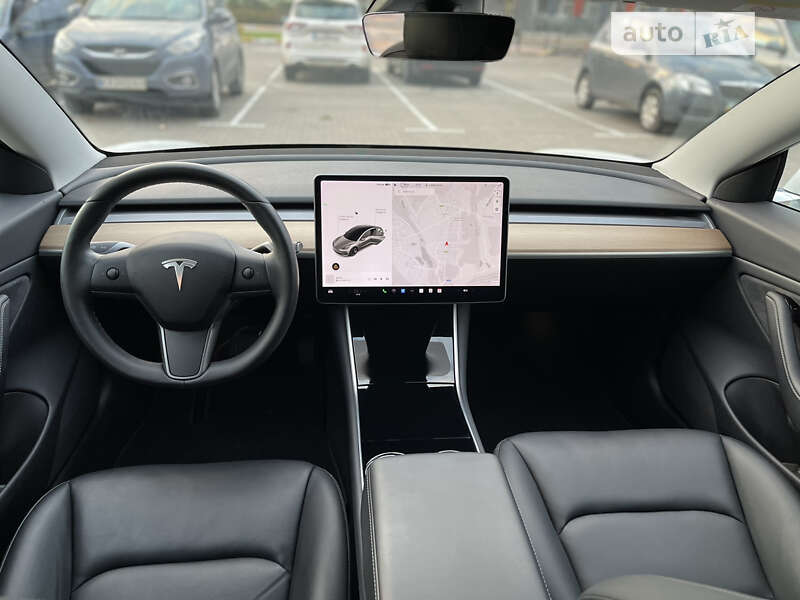 Седан Tesla Model 3 2020 в Буче