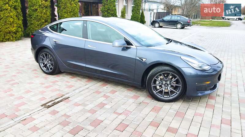Седан Tesla Model 3 2018 в Староконстантинове